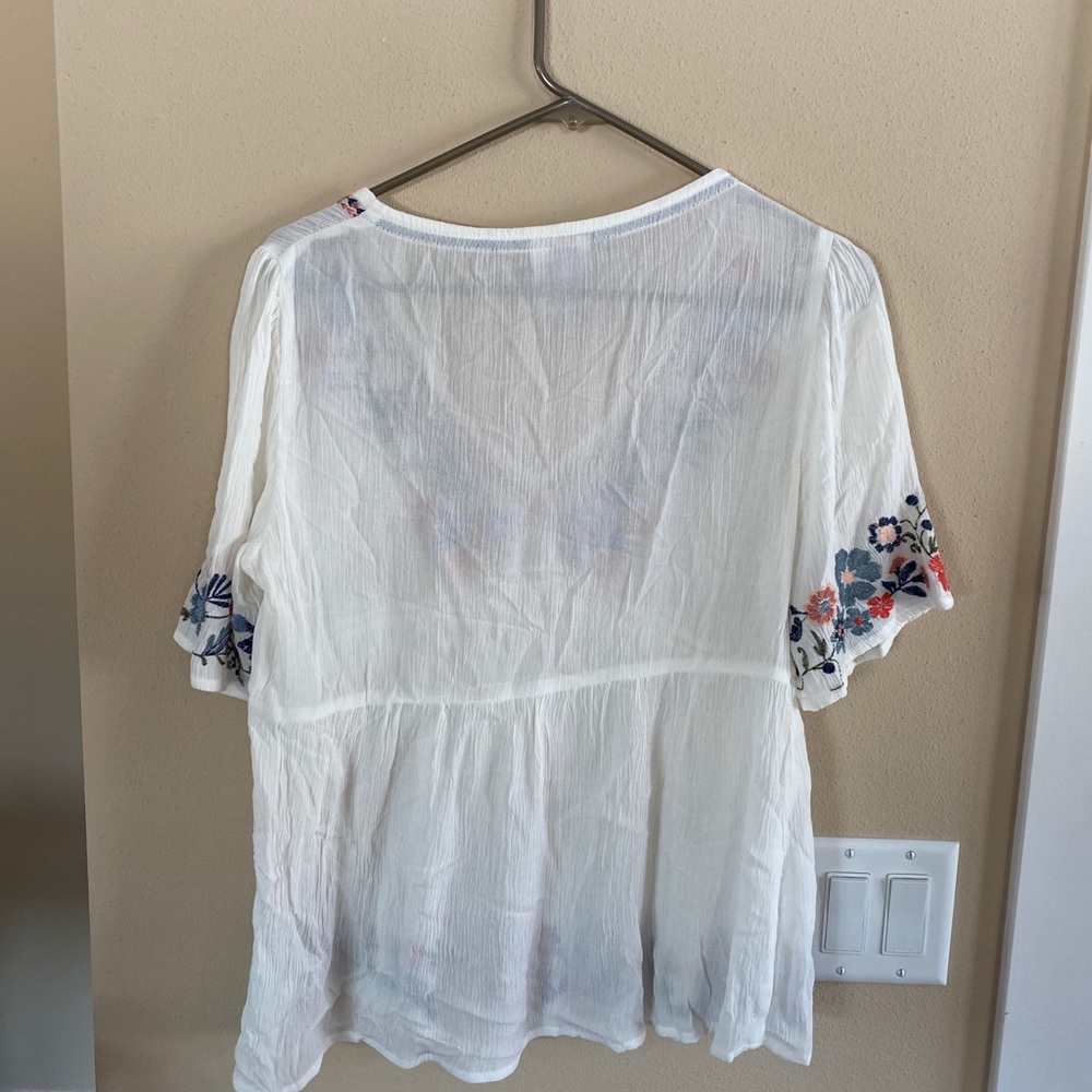 Floral embroidered white tee shirt - Picture 7 of 7